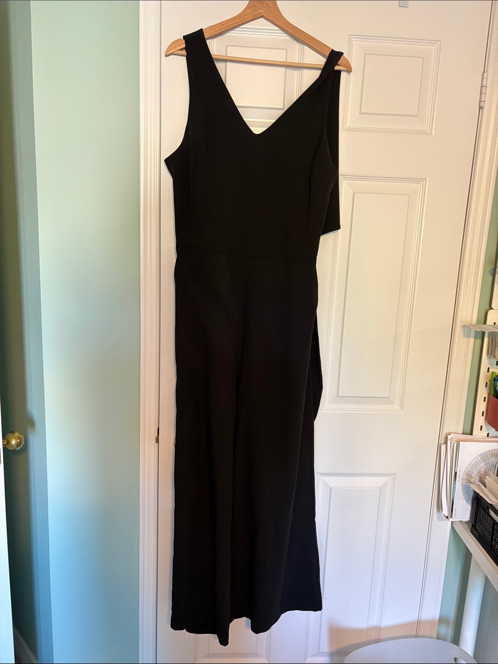 Elegant Black Jumpsuit with Asymmetric Strap